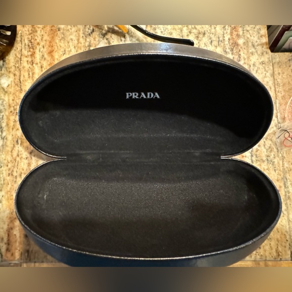 Beautiful gold-rimmed Prada sunglasses with logo. Case and cloth included! - Picture 12 of 16